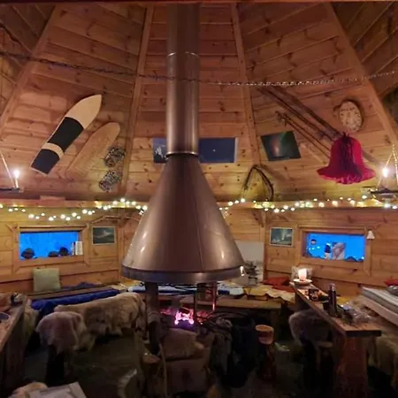 Wilderness Hut Without Electricity *